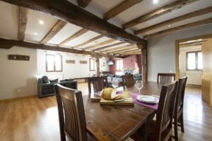 Zona comedor del salón de la casa rural Zona comedor del salón de la casa rural